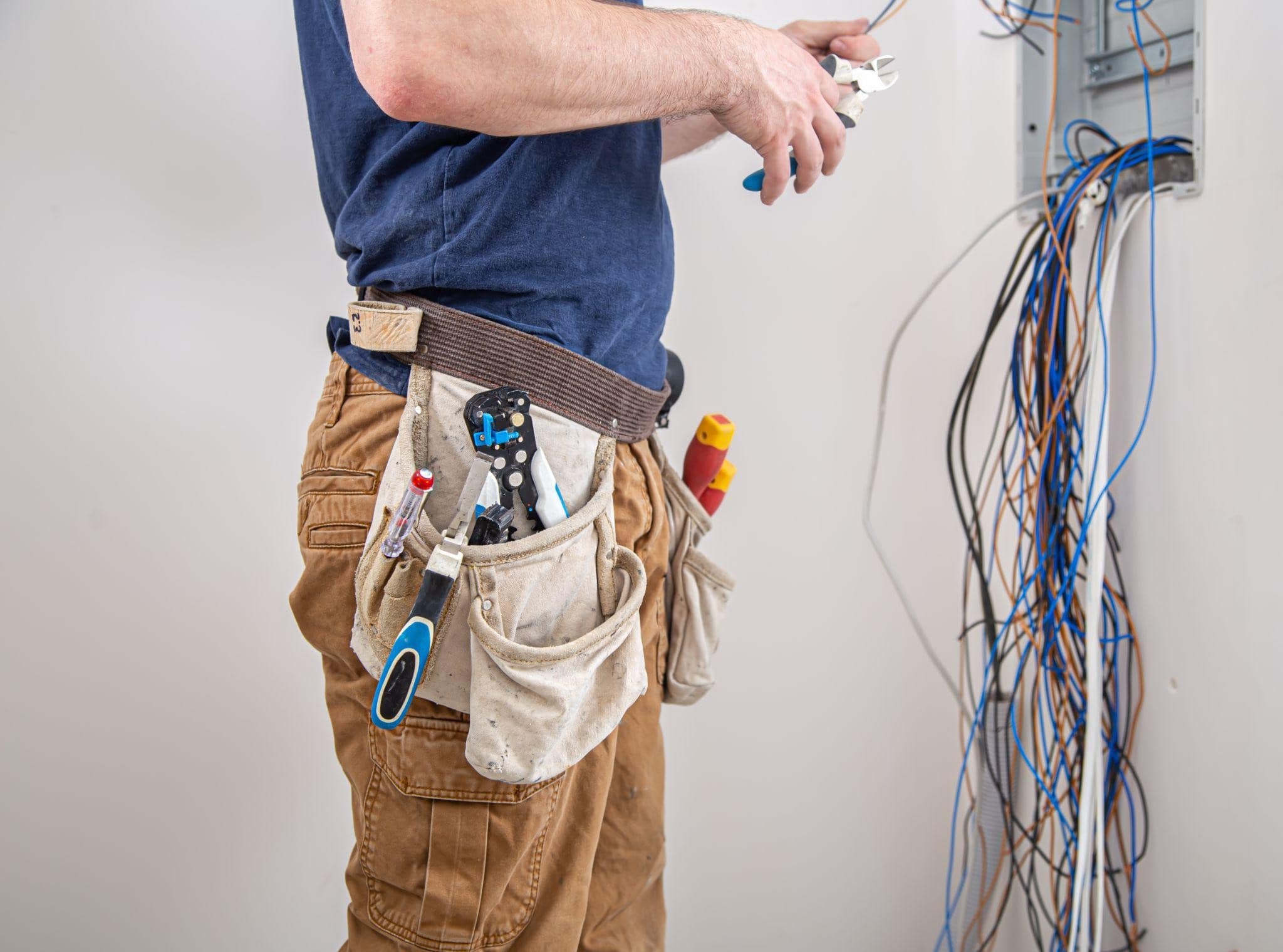 Image illustrating a professional electrical troubleshooting in New York