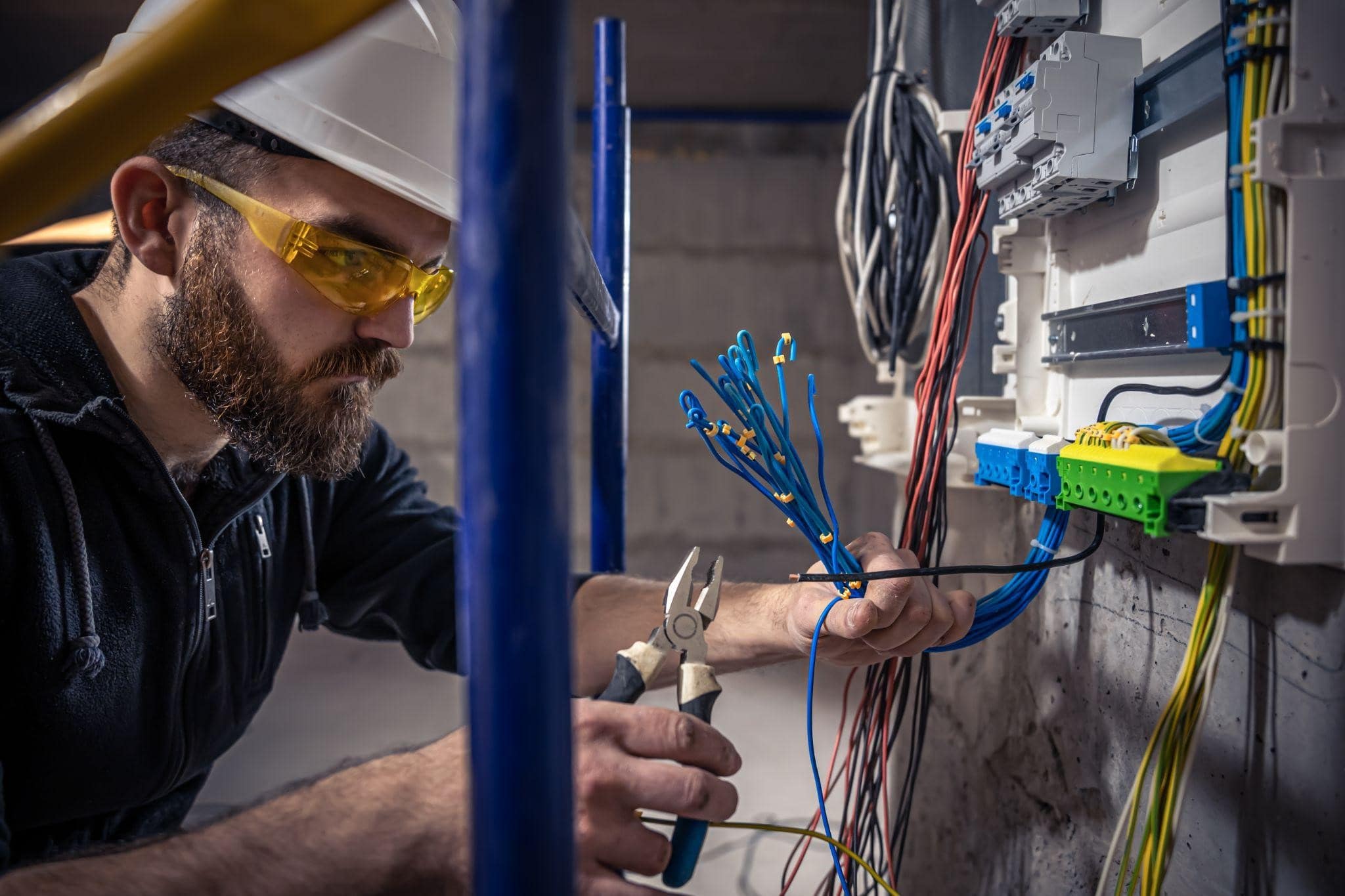 Image illustrating a professional electrician in New York
