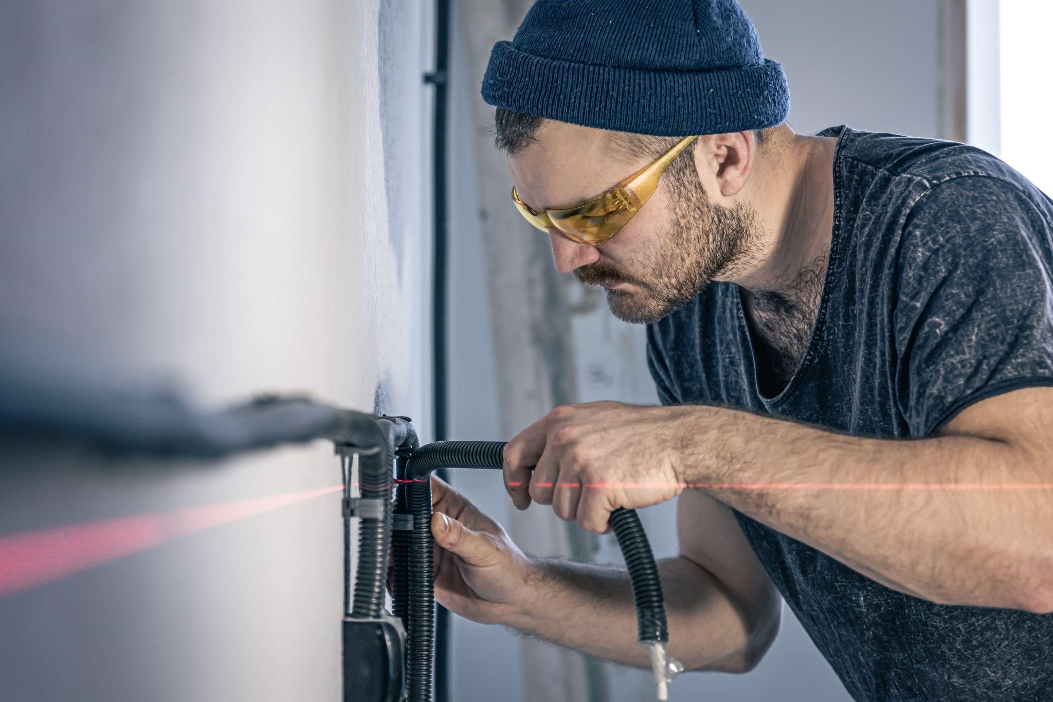 Image illustrating a professional electrician in New York mounting electrical sockets